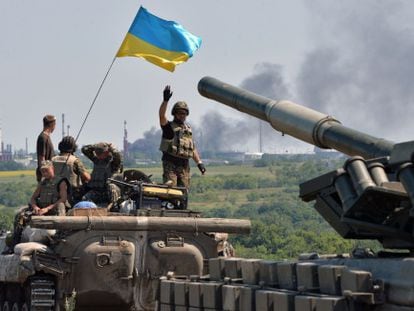 Tanques e blindados ucranianos se dirigem à região de Lugansk.