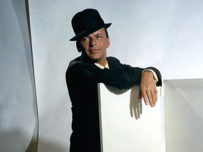 Frank Sinatra, em um retrato publicitário para o filme 'Can-Can' em 1960.