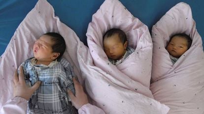 Três recém-nascidos em um hospital na China, imagem de arquivo