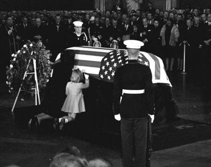 Jacqueline Kennedy e sua filha Caroline beijam o caixão do presidente assassinado.