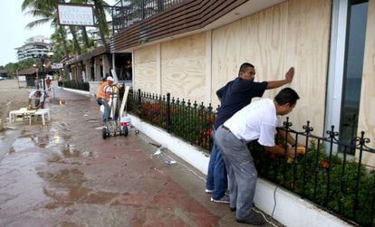 Moradores de Puerto Vallarta blindam janelas.