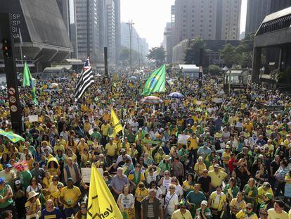 Milhares de pessoas se manifestaram neste domingo em todo o Brasil a favor do impeachment da presidenta Dilma Rousseff, já afastada do poder. Votação definitiva no Senado deverá ocorrer no dia 29 de agosto, após os Jogos Olímpicos. Na foto, os manifestantes se concentram na avenida Paulista, em frente ao edifício da Fiesp.