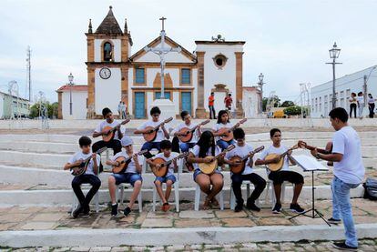 Estudantes do curso de bandolim se apresentam em frente a Igreja Matriz, em Oeiras.