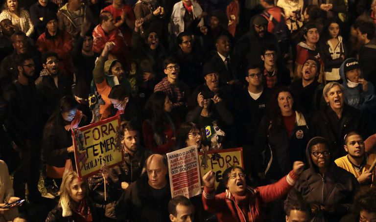 Manifestantes protestam em frente à casa do presidente Michel Temer, em SP, no dia 28 de abril