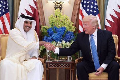 Trump troca aperto de mão com o emir do Catar, o xeque Tamim, em sua visita à capital saudita, em 21 de maio.