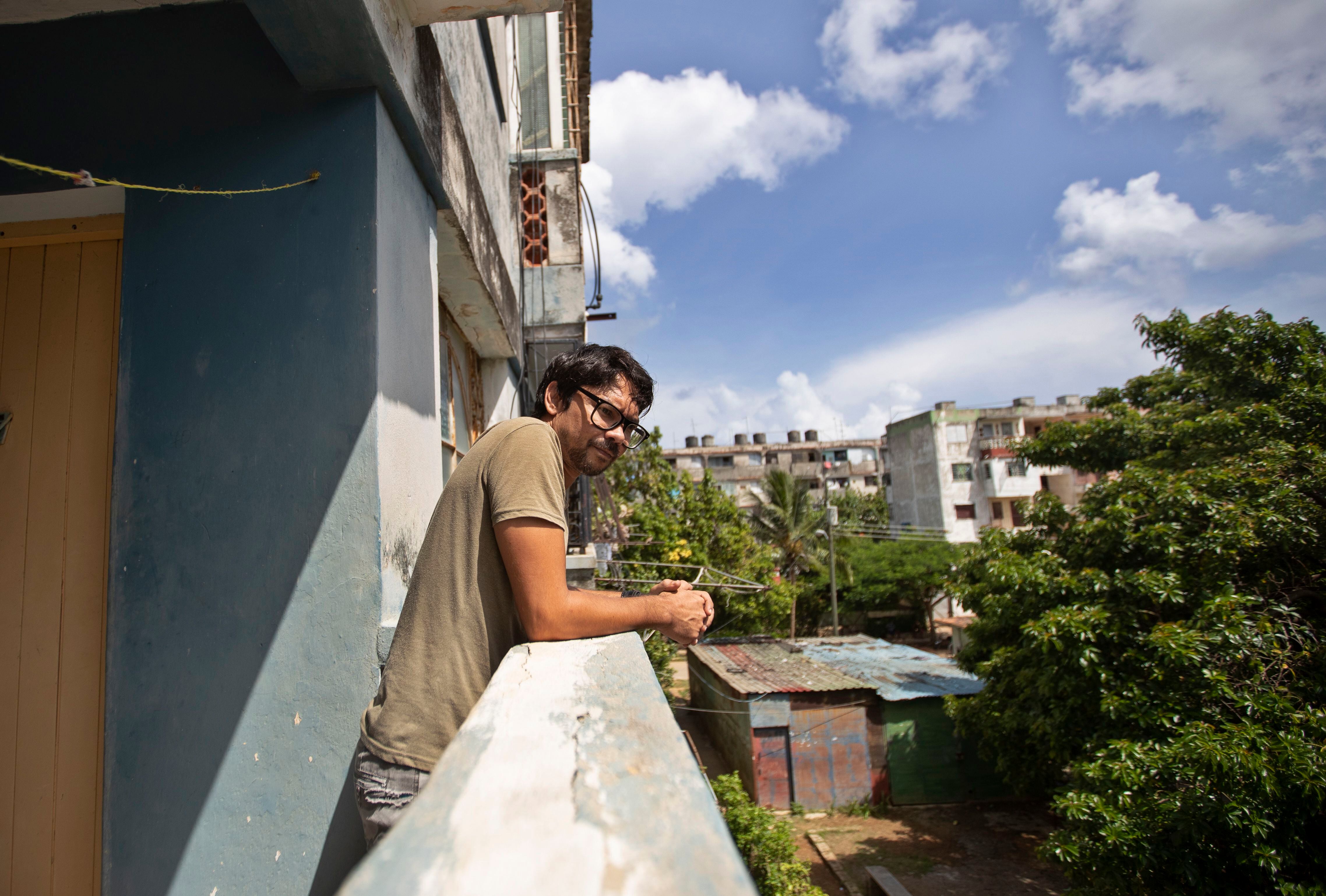 Yunior García, ator e dramaturgo cubano, observa na quinta-feira a rua do edifício onde vive em Havana. 