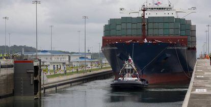O barco Cosco Shipping Panama nas eclusas de Agua Clara do novo Canal do Panamá.