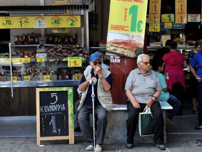 Cidadãos gregos em uma loja de Salonica.