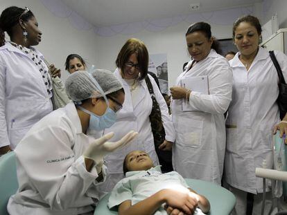 Médicos cubanos durante uma sessão de treinamento em uma clínica de saúde em Brasília.