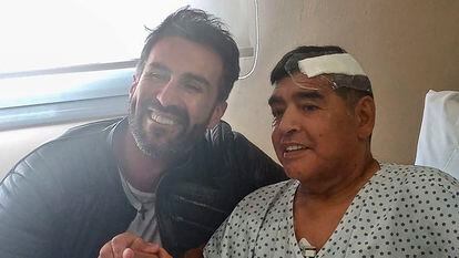 Maradona, com o médico Leopoldo Duque, em 11 de novembro.