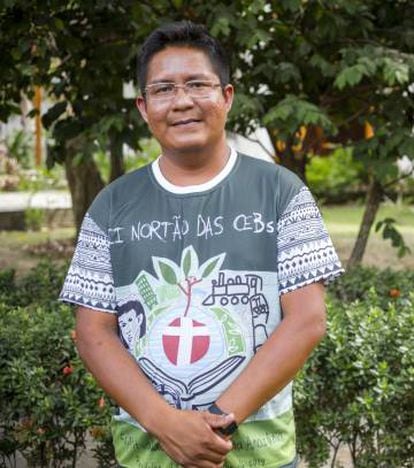 O indígena Gerardo Trinidade, 31 anos, é um sacerdote de São Gabriel dá Cachoeira que atende a 17 comunidades em visitas esporádicas