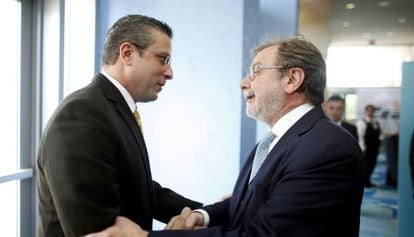 O presidente do El Pais, Juan Luis Cebrian, cumprimenta o governador de Porto Rico, Alejandro Garcia Padilla.