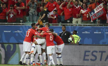Chilenos comemoram o gol da vitória, de Alexis Sánchez.