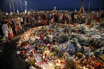 Cidadãos reunidos, neste domingo, em Nice, para prestar homenagem às vítimas.