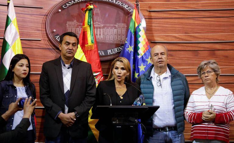Jeanine Añez, senadora e líder da oposição, em uma coletiva depois da saída de Morales do país.