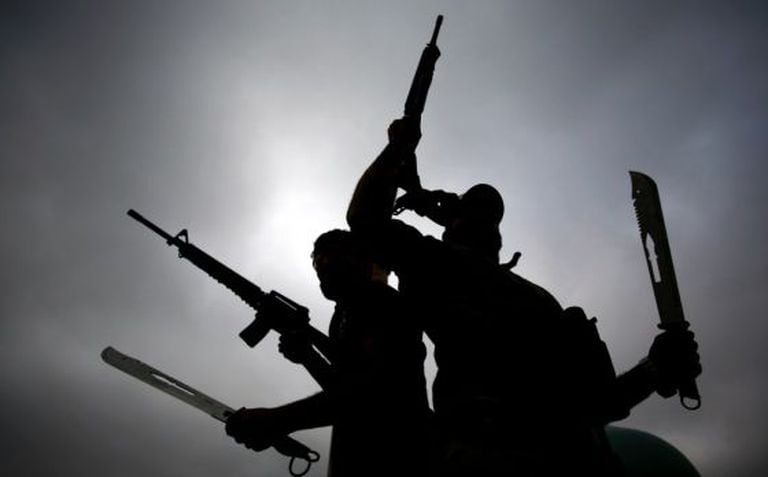 Milicianos xiitas iraquianos mostram suas armas em Tikrit, em 20 de março.