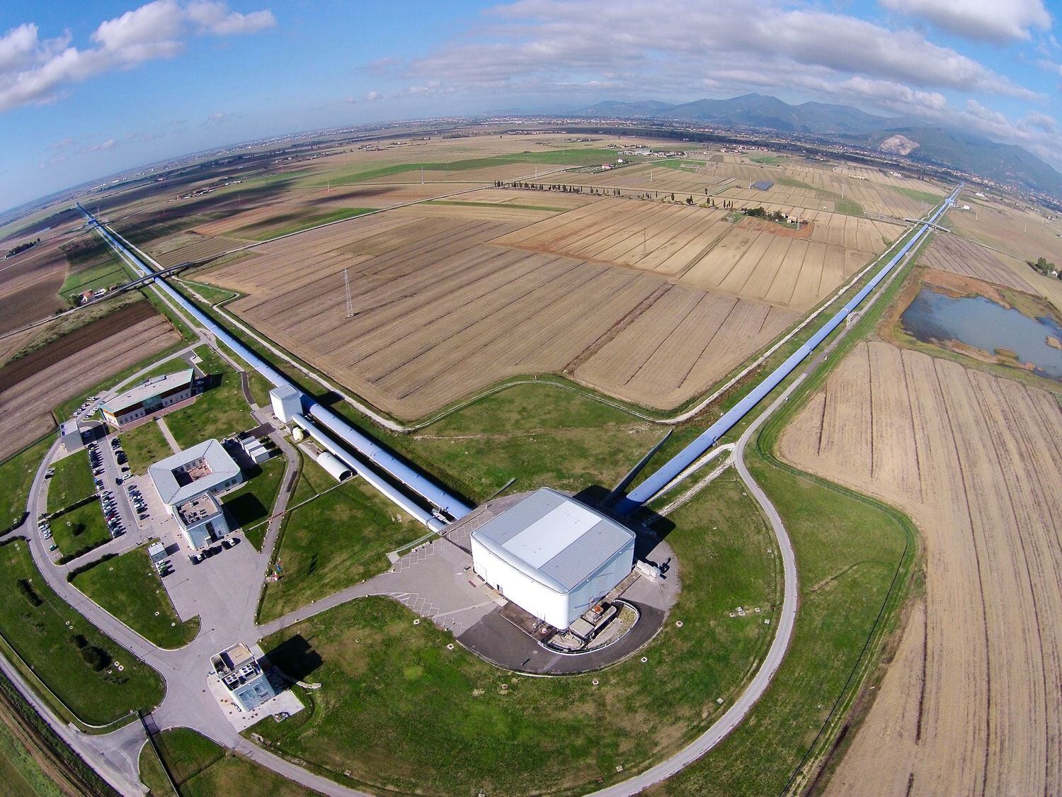 Vista aérea do interferômetro de Virgo com seus dois braços de três quilômetros de extensão, em Cascina (Itália). 