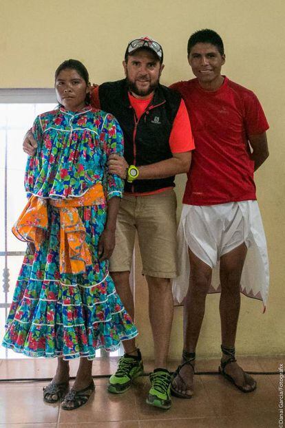 Lorena e Mario Ramírez junto ao organizador da corrida de Puebla.
