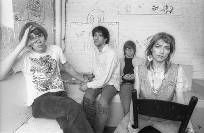 Uma das referências do Pearl Jam: o Sonic Youth, em 1986. Thurston Moore, Lee Ranaldo, Steve Shelley e Kim Gordon, no camarim do clube Paradiso em Amsterdã. 