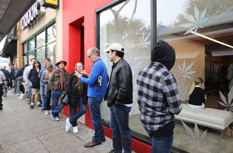 Clientes fazem fila na loja MedMen para comprar produtos de maconha recreativa na Califórnia.