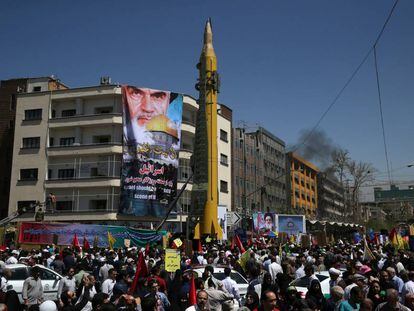 A Guarda Revolucionária mostra um míssil balístico em manifestação a favor da Palestina, em junho de 2017.