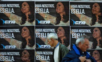 Cartazes de apoio à ex-presidenta Cristina Fernández de Kirchner em uma rua de Buenos Aires