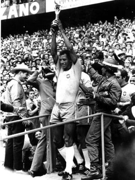 Carlos Alberto levanta o troféu do Mundial de 1970.