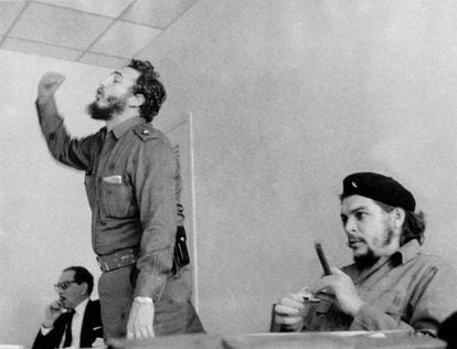 Fidel Castro, nos anos 60, ao lado de Ernesto Che Guevara, em Havana.