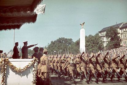 Membros da Legião Condor desfilam diante de Hitler após missão realizada na Espanha.