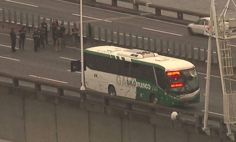 O ônibus da viação Galo Branco na ponte Rio-Niterói, cujos passageiros foram mantidos reféns na manhã desta terça-feira.
