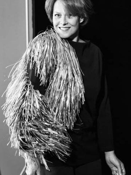 Sigourney Weaver na sessão de fotos para o EL PAÍS Semanal. Usa um top com franjas Loewe, calças Shon Mott e sapatos Carmina Shoemaker.