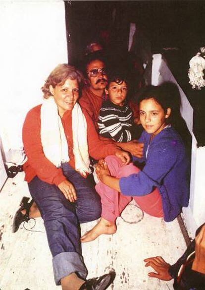 Edel Rodríguez durante o êxodo de Mariel com os pais e a irmã