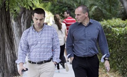 O primeiro-ministro grego, Tsipras, ao lado do ministro das Finanças, Varoufakis, no sábado, em Atenas.