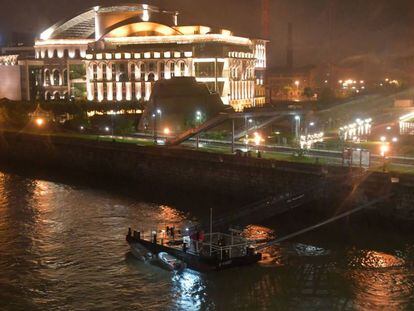 As equipes de resgate buscam sobreviventes depois do afundamento de um barco turístico no Danubio a seu passo por Budapeste (Hungria).