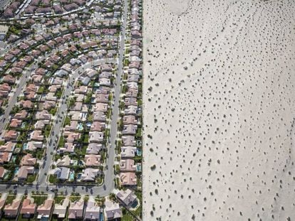 Desenvolvimento urbanístico junto ao deserto, em Cathedral City, Califórnia, em plena seca.