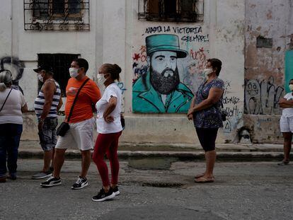 Uma fila para cambiar divisas em Havana, em julho de 2020.