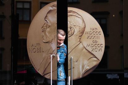Um homem sai do Museu Alfred Nobel, em Estcolmo (Suécia).
