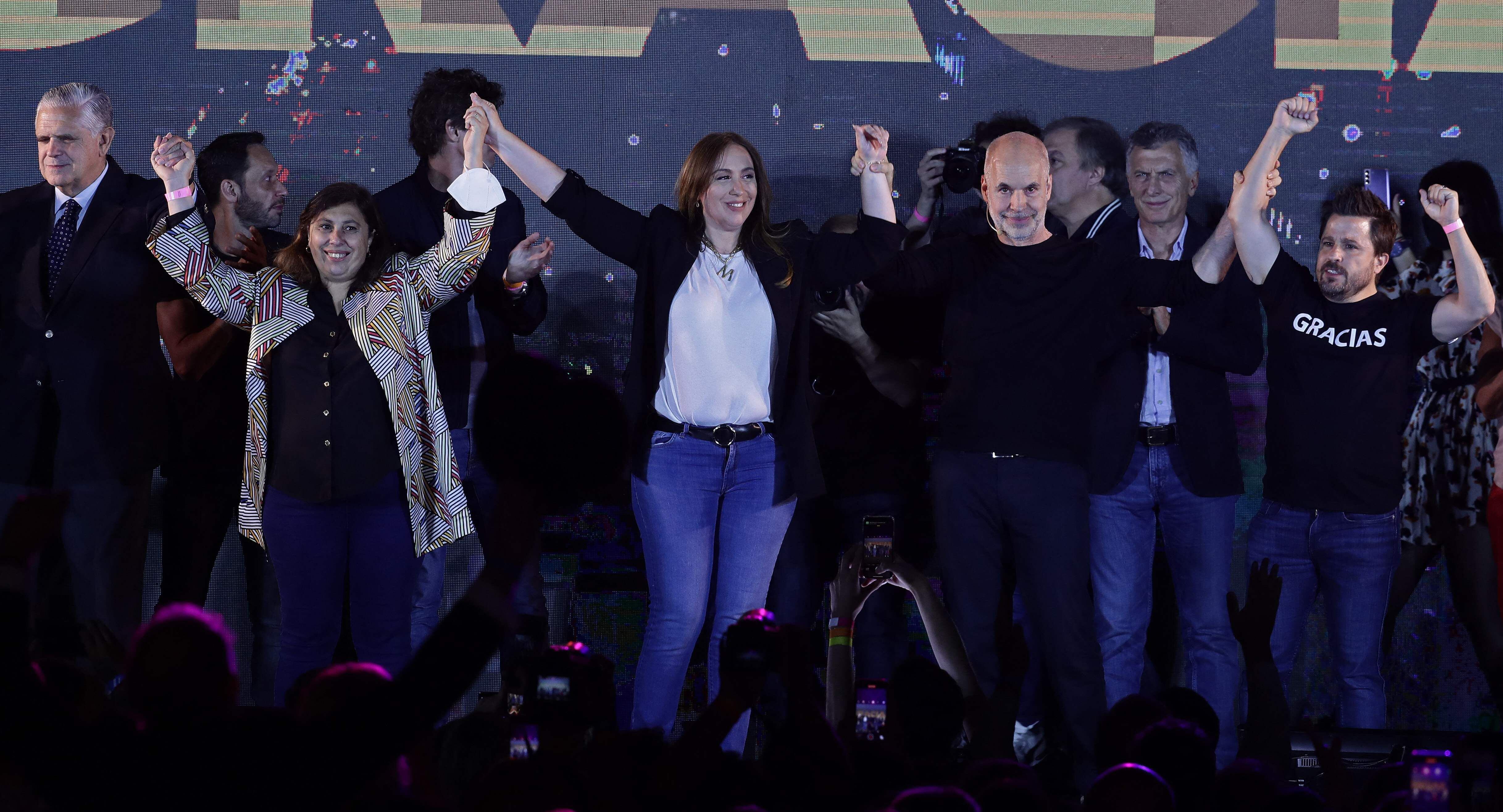 O chefe de Governo de Buenos Aires, Horacio Rodríguez Larreta (centro), comemora a vitória dos seus candidatos ao Congresso nacional pela capital.