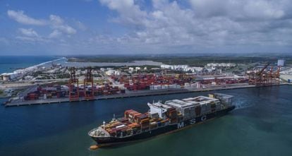 Vista aérea do Porto de Suape com os navios de carga.