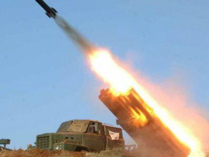 Forças norte-coreanas lançando um míssil em 2013.