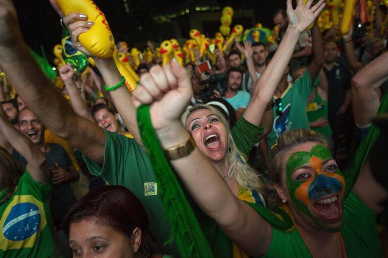 Manifestantes comemoram a abertura do processo de impeachment no dia 17, em São Paulo.