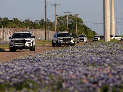 Policiais isolam o local dos disparos na localidade texana de Bryan.