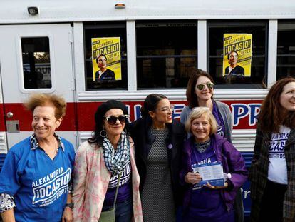 A candidata Ocasio-Cortez (centro) com simpatizantes em Nova York.