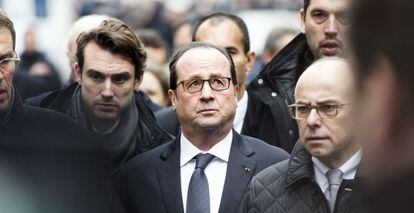 Presidente francês, François Hollande, chega à redação da "Charlie Hebdo".