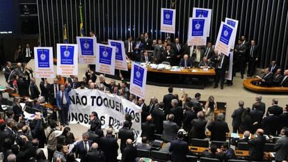 Deputados da oposição protestam contra a reforma trabalhista no plenário.