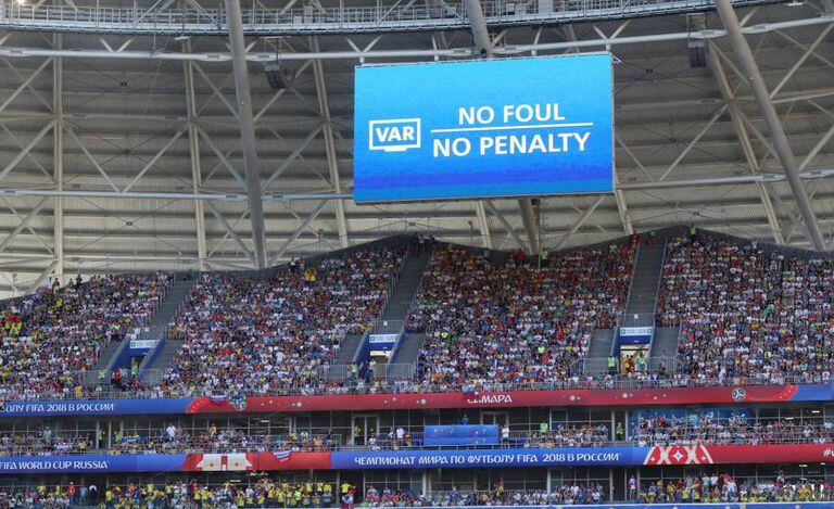 Uma tela indica uma decisão arbitral mediante o VAR.