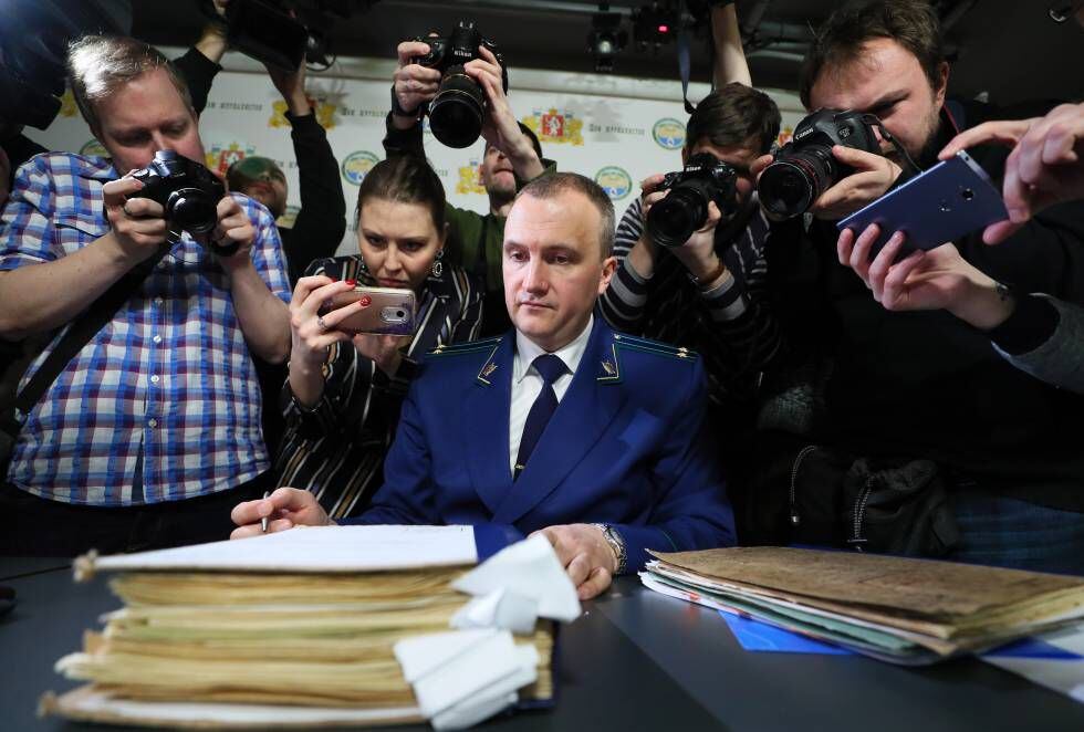 O porta-voz do Ministério Público de Sverdlovsk, Andrei Kuryakov, rodeado de jornalistas enquanto apresenta os arquivos do 'caso Dyatlov', na sexta-feira, em Ekaterimburgo.
