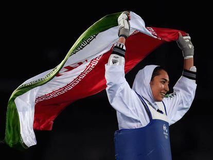 A iraniana Kimia Alizadeh Zenoorin depois de ganhar o bronze no taekwondo nos Jogos Olímpicos do Rio 2016.
