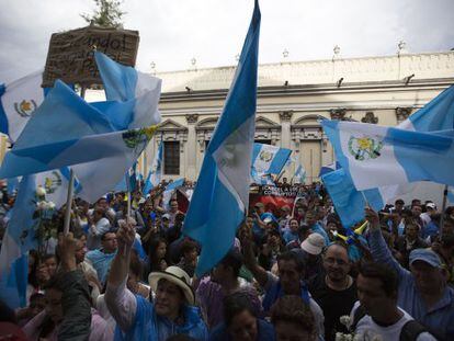Manifestantes em frente ao Congresso guatemalteco exigem a demissão do presidente.