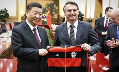 Bolsonaro entrega agasalho do Flamengo ao presidente chinês.
